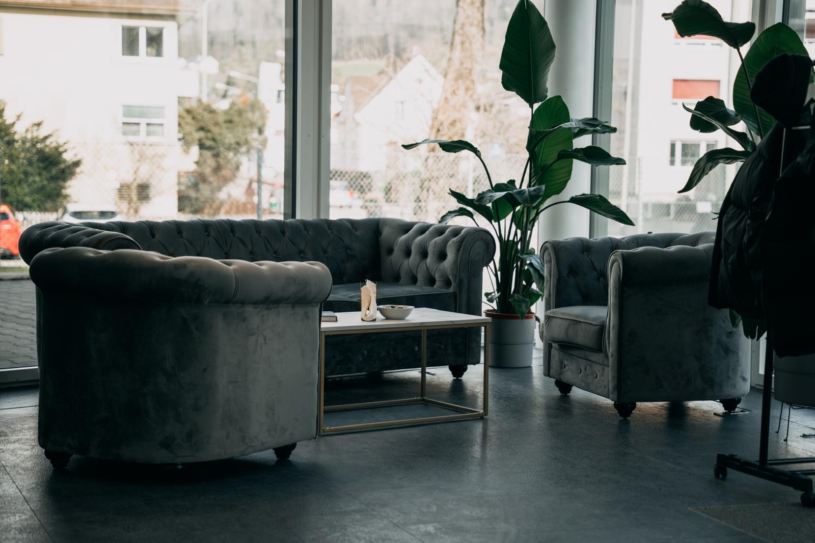 Kleine Lounge-Ecke im Freezy’s Hairstyle & Barber Salon – Gemütlicher Bereich mit kleinem Tisch für entspannte Wartezeiten